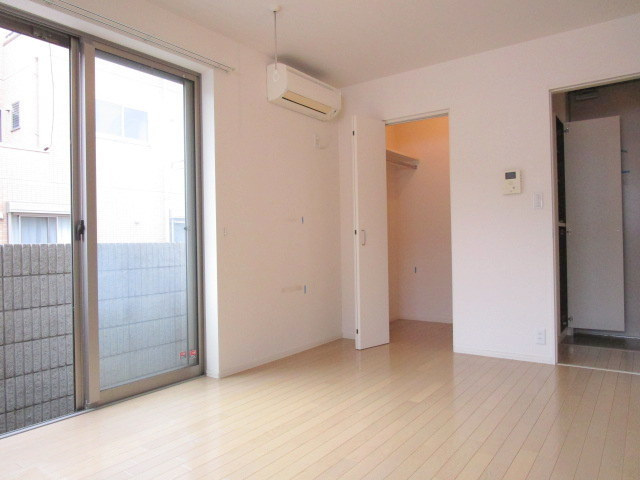 エスポワールメゾン・イクタの居間・リビング|★洋室8.3帖★