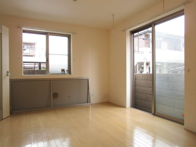 エスポワールメゾン・イクタの居間・リビング|★二面採光★