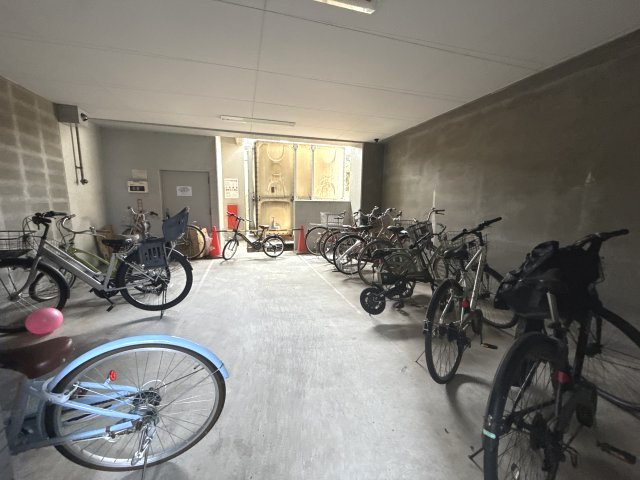 ロイヤルコーポ広畑の駐車場