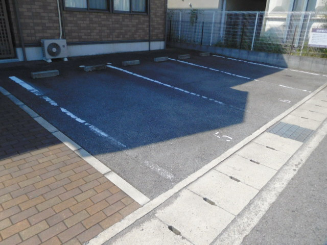 ジュネスコート清水の駐車場