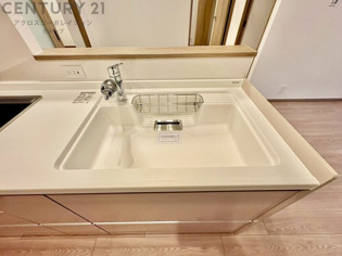 大きなシンクでお鍋などの大きな調理器具を洗う際にも便利です。