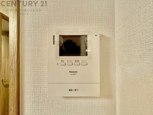 訪問者が来たときにテレビ画面で確認できるため、安心してドアを開けられます。録画機能があるものもあり、留守中に来訪者を記録しておくことができます。利便性が高く、セキュリティ面でも安心です。