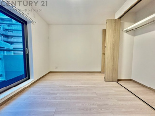 寝室…リラックスできるプライベート空間で、快適な睡眠をサポート。個人の好みに合わせたインテリアや寝具で心地良さを追求。プライベートな時間を過ごし、リフレッシュする場所におすすめです。