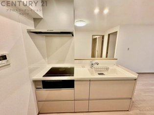 キッチン前のダイニングスペース　カウンターキッチンから料理の受け渡し等に便利です。ダイニングセットを置いても十分な広さを確保。