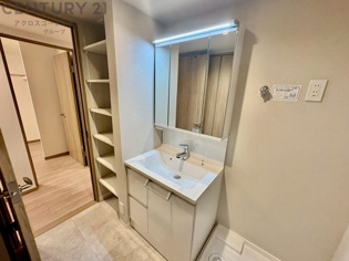 化粧品や洗顔料、歯ブラシなどの必需品をまとめて置ける収納スペースがあり、使用するたびに取り出す手間が省けます。また、水回りのため、濡れても大丈夫な素材が使用されており、お手入れが簡単です。