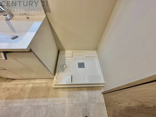 洗濯物の仕分け作業がしやすく、整理整頓が容易になります。洗濯音や湿気を他の部屋に持ち込まず、生活環境を快適に保ちます。上部を活用すれば収納スペースを確保でき洗剤や洗濯用品の整理もしやすくなります。