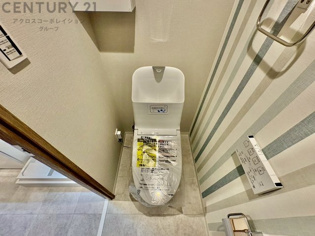 温水洗浄便座付トイレは温水洗浄機能により、暖かい水でおしりを洗浄することができ、冷たい水を使う従来の便座に比べ、温水洗浄機能で暖かいトイレを提供し、快適な使用を可能にします。