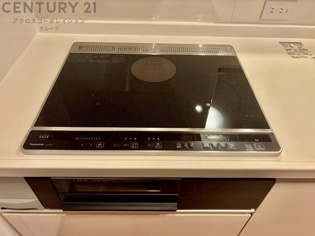 IHクッキングヒーターは高速で加熱し省エネで使いやすいく火を使わないため安全で、清掃も簡単です。調理制御がしやすく、食材を均等に加熱できます。