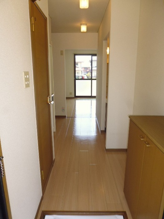 ロイヤルパーク蔵上の玄関|シューズボックス付きの玄関です☆