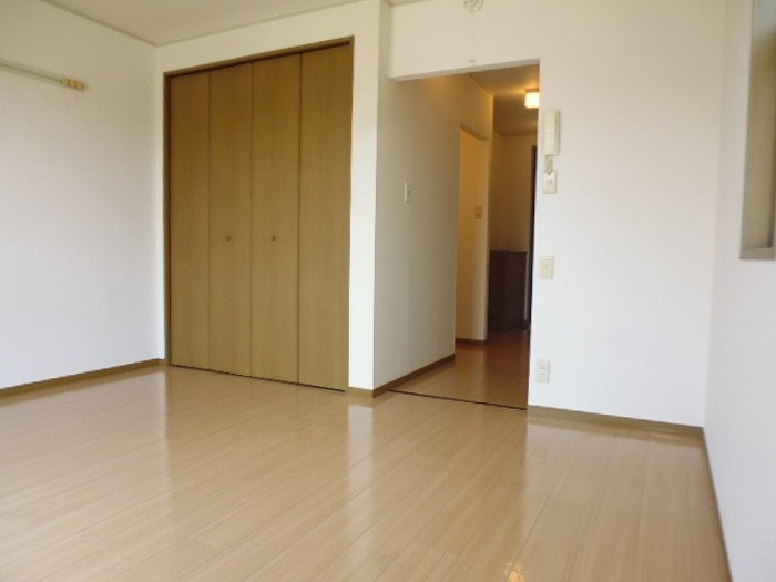 ロイヤルパーク蔵上の居間・リビング|明るい室内です☆