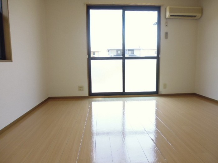 ロイヤルパーク蔵上の寝室|風通しも良い洋室です☆