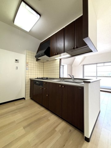 久留米市合川町マンション（エンゼルハイム久留米東）のキッチン|3口コンロ・グリル付のシステムキッチンです♪