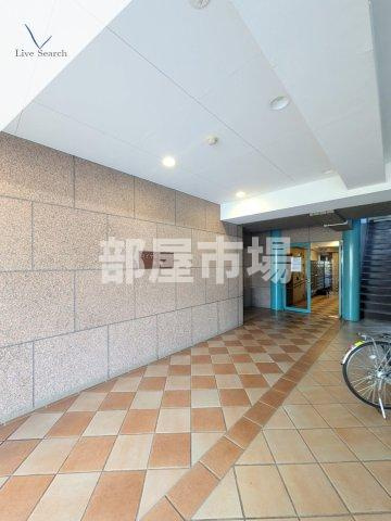 ロイヤルグリーン本郷のエントランス