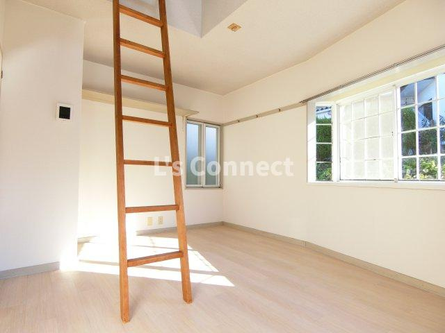 【居間・リビング】 | コスモハウスⅡ | 角部屋で２面に窓があります。