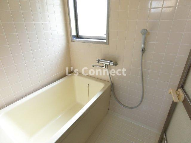 【浴室】 | コスモハウスⅡ | お風呂にも窓があり換気ができます。