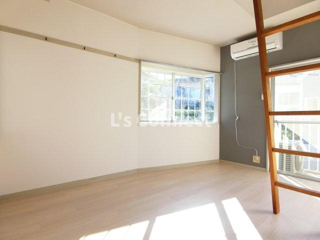 【内装】 | コスモハウスⅡ | アクセントクロス仕様の洋室です。