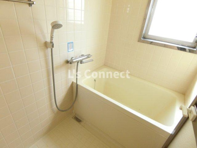 【浴室】 | コスモハウスⅡ | お風呂にも窓があり換気ができます。