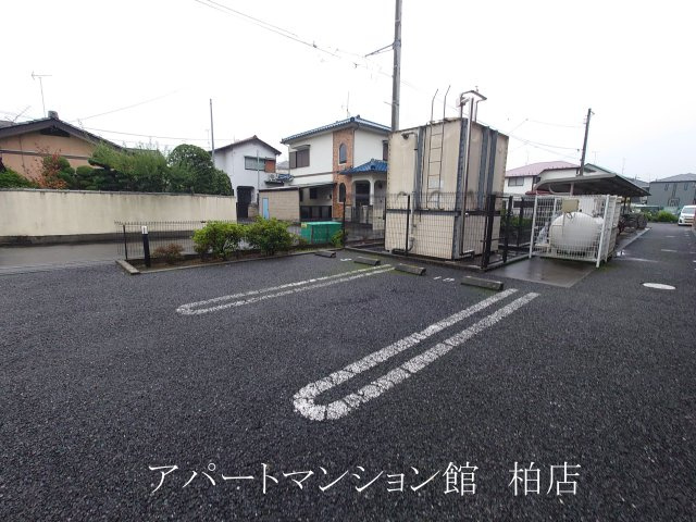 セルフィール西原の駐車場