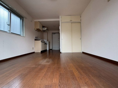 【居間・リビング】 | イグチマンション | こちらのリビングで趣味の時間をお楽しみください