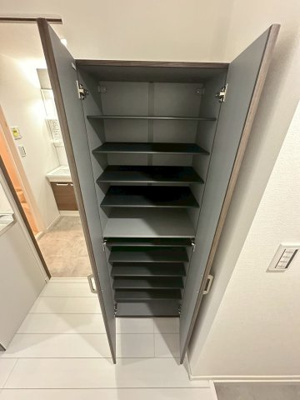 【玄関】 | ベイルームグラシア海老名 | 明るい玄関です