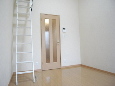 【居間・リビング】 | ウィステリアK | こちらのリビングで趣味の時間をお楽しみください