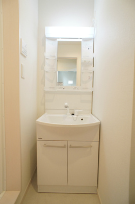 【洗面所】 | ラ・シャンス | 明るい洗面所です