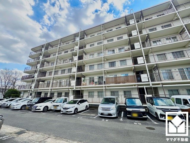 コトーハイツ伏見稲荷A棟の駐車場