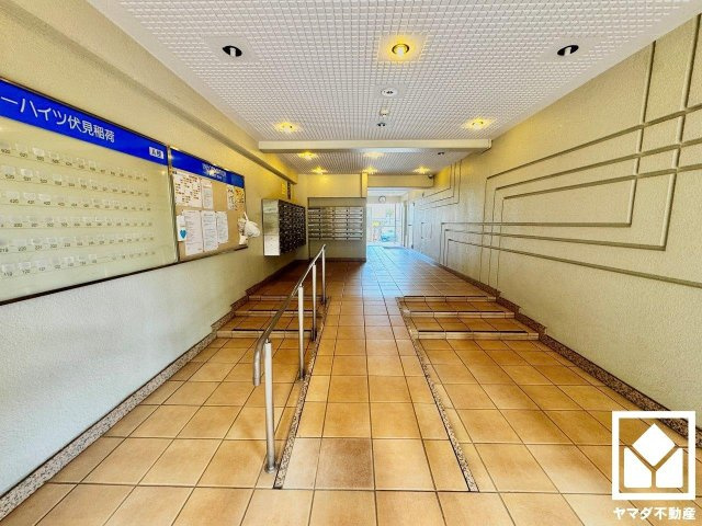 コトーハイツ伏見稲荷A棟のエントランス