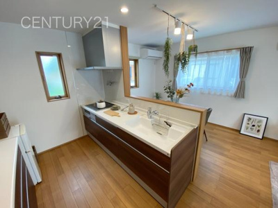 【キッチン】 | 前橋市朝倉町一丁目モデルハウス | シンクも大きく洗い物もしやすい浄水器付。シャワーヘッドは引き出し可能、シンクの隅々まで洗い流せます。