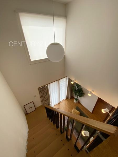 前橋市朝倉町一丁目モデルハウスの居間・リビング|吹き抜けのある明るいリビングです。