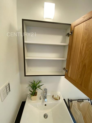 【独立洗面台】 | 前橋市朝倉町一丁目モデルハウス | 洗面台には鏡の裏に収納があり、すっきり片付けられます。
