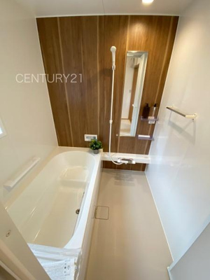 【浴室】 | 前橋市朝倉町一丁目モデルハウス | ゆったりと寛げる大型バスタブ。
足を伸ばしたまま入浴可能です。