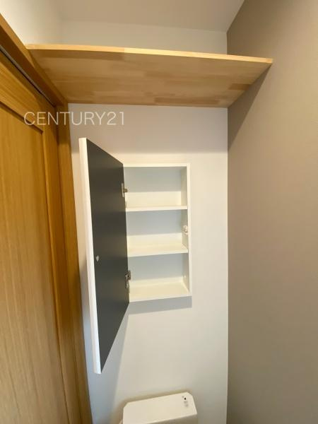 前橋市朝倉町一丁目モデルハウスのトイレ|１階トイレ壁部分に埋め込み収納付き。
ペーパーストックに便利です。