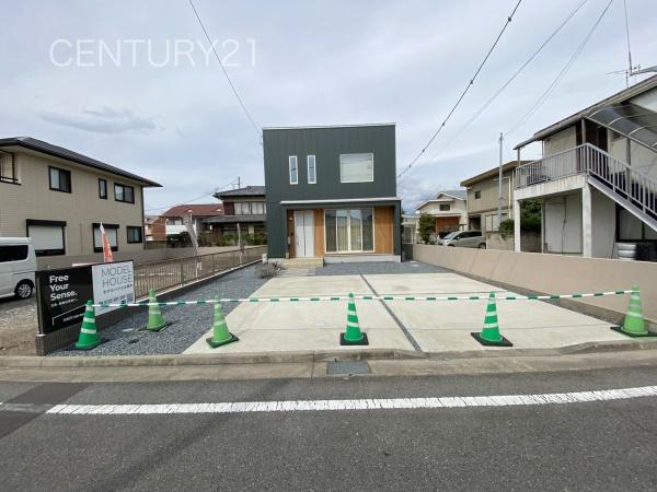 前橋市朝倉町一丁目モデルハウスの前面道路含む現地写真|並列駐車可能な駐車場スペースです。