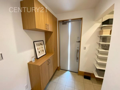 【玄関】 | 前橋市朝倉町一丁目モデルハウス | シューズボックス付きの玄関です。
上部も収納付きで多くの収納が可能です。