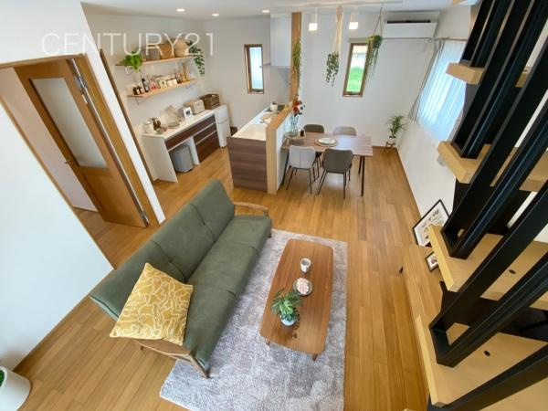 前橋市朝倉町一丁目モデルハウスの居間・リビング|大きいソファーがおける広々リビング