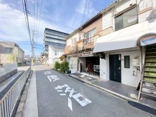 【前面道路含む現地写真】 | 休日にはご家族連れで賑わうショッピングモールで、お買い物もお食事も楽しめます♪