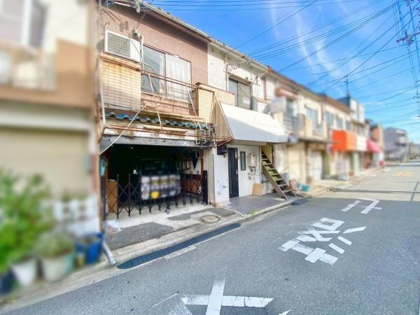 【前面道路含む現地写真】 | 全面道路：幅員約5.5ｍ！前面道路は交通量も少なく、安心してお住まい頂けます!
