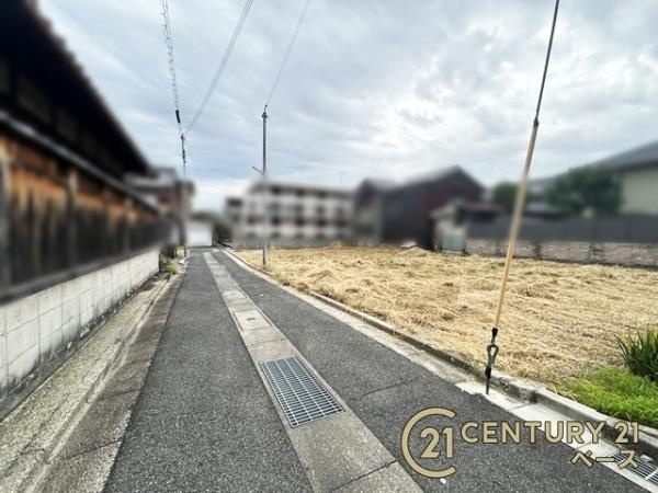 磯城郡田原本町郭内の売地の前面道路含む現地写真|スーパーなど商業施設が徒歩圏内に近接しています。
