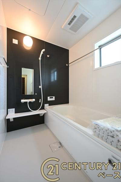 リーブルガーデン田町 ／新築一戸建の浴室|■現地撮影写真■床は水ハケが良く、乾きやすいのでカビの発生も軽減！嬉しい浴室乾燥機付です！