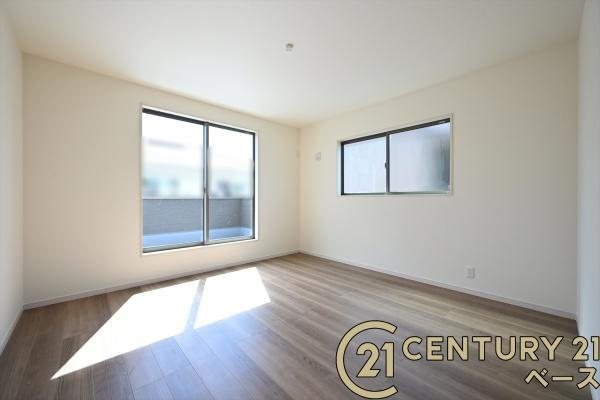 リーブルガーデン田町 ／新築一戸建の洋室|■現地撮影写真■日当たりのよい明るい雰囲気の洋室です！