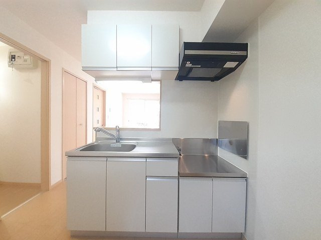 ゴールデン赤田のキッチン|コンパクトなキッチンで掃除もラクラク