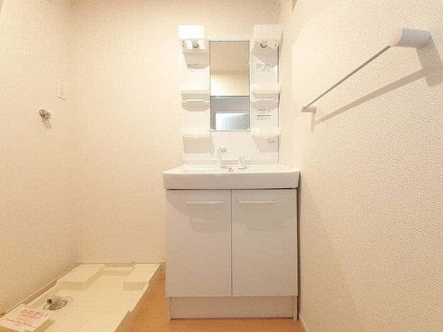 アロマ・フォーレⅣの洗面所|ゆったりとスペースのある洗面所