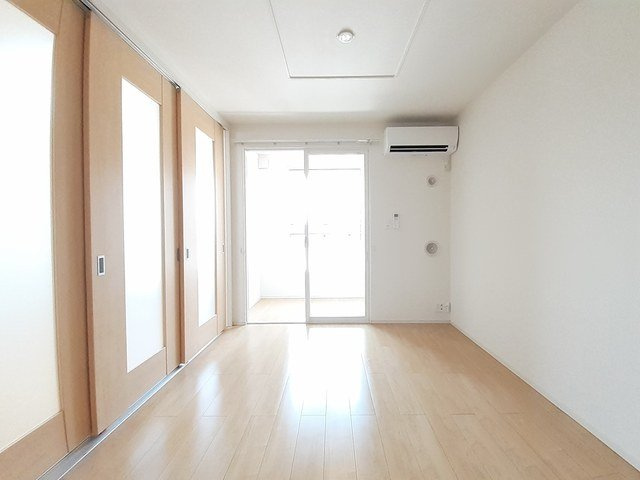 アロマ・フォーレⅣの居間・リビング|こちらのリビングで趣味の時間をお楽しみください