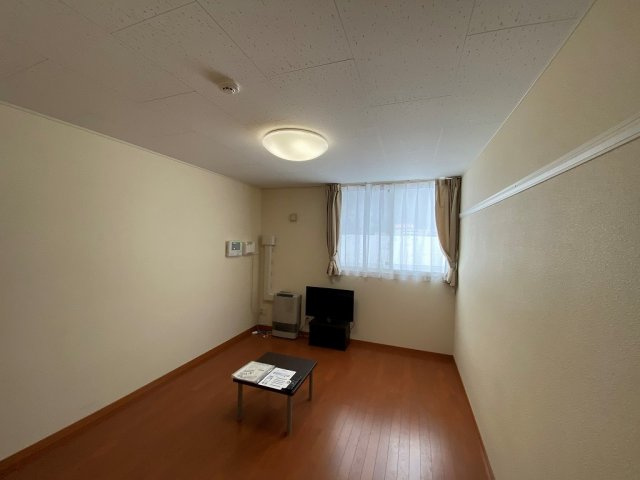 レオパレスプラウの居間・リビング|居室：１Fはフローリング　2Fは絨毯