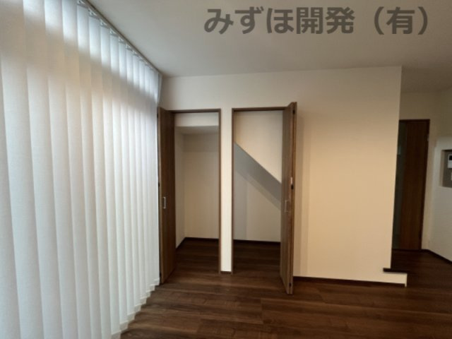 天童市中里5丁目7-15の収納|リビングの階段下収納！急な来客があっても日用品や生活感を隠せます