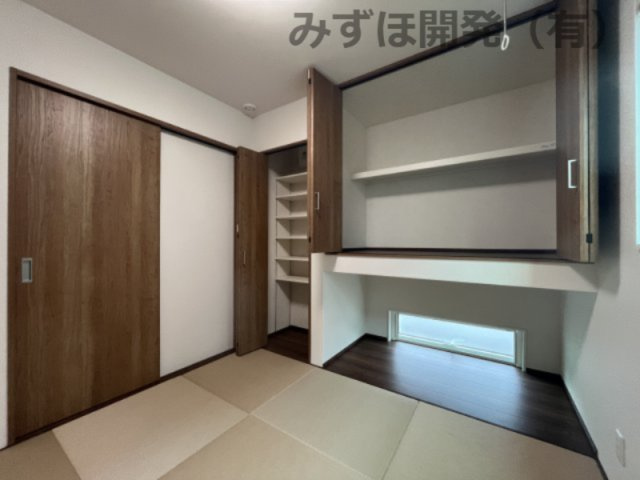 天童市中里5丁目7-15の和室|1階の収納付き和室には室内物干し付きです