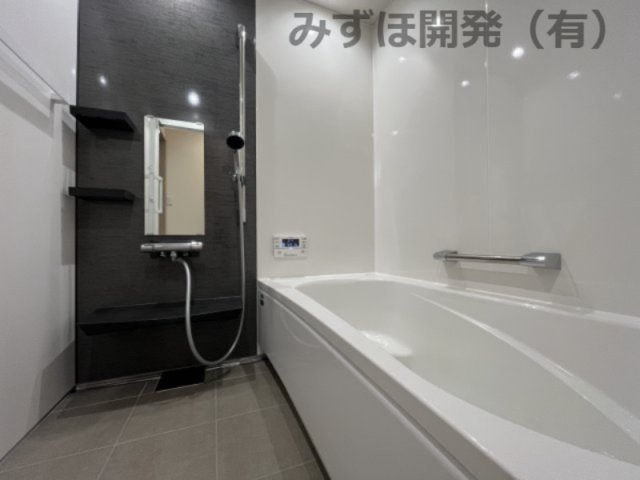 天童市中里5丁目7-15の浴室|モノトーンアクセントで落ち着いた雰囲気は1日の疲れを癒してくれます