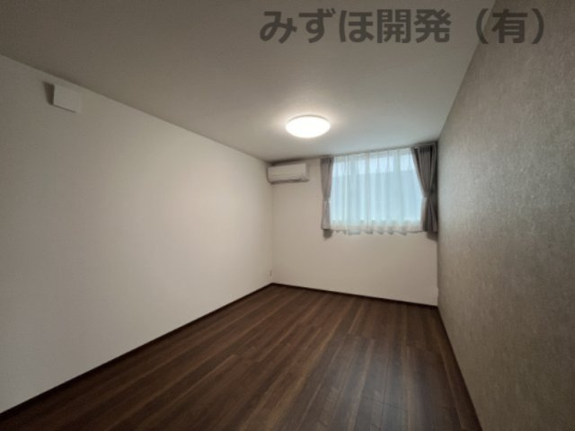 天童市中里5丁目7-15の洋室|主寝室は8畳で家具配置のしやすい長方形。全室カーテンは据え置きです
