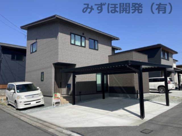 天童市中里5丁目7-15の外観|ハウスメーカー施工のオシャレな注文住宅！カーポートには人感センサー付き照明あり、夜間の車庫入れも安心♪